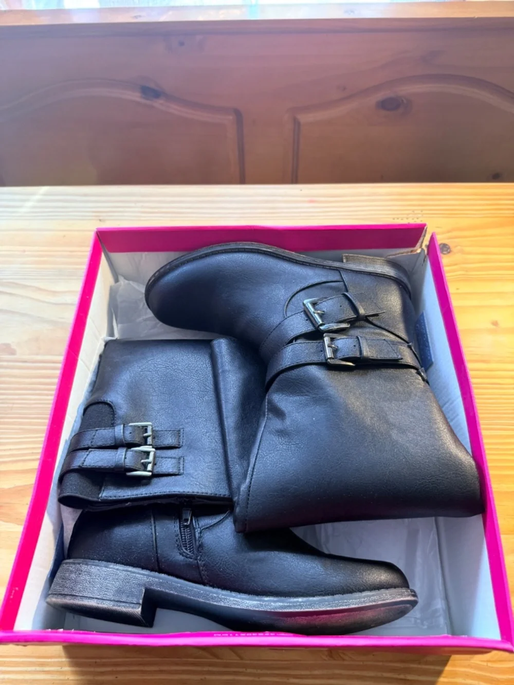 Black riding boot. 6.5